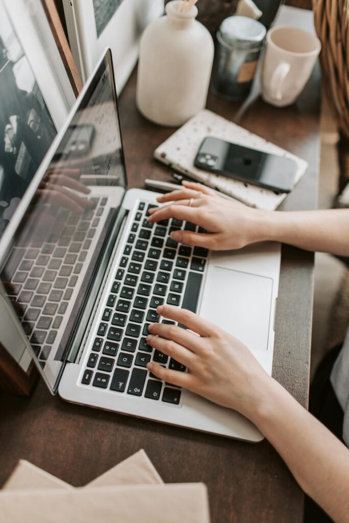 Benefícios e Possibilidades: Explorando as Vantagens da Pós-Graduação Online para Profissionais em Diversas Áreas